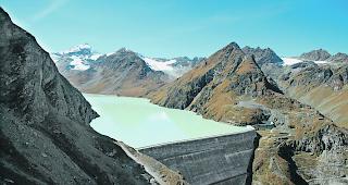 Beteiligungen. Nebst der Alpiq (60%) und der Axpo (13 1/3%) geh&ouml;rt die Grande Dixence auch den Industriewerken Basel (13 1/3%) und der BKW (13 1/3%). Erstere beide m&uuml;ssen den Strom unter Gestehungskosten auf dem freien Markt verkaufen, letztere beide verkaufen ihn mit guten Gewinnen an ihre Endverbraucher. 