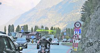 Offizieller Ortseingang. Seit rund einem Jahr gilt ab dem Kreisel Bockbart westlich von Visp zum Missfallen vieler motorisierter Verkehrsteilnehmer Tempo 50. Nach &laquo;grosser Kritik&raquo; soll hier in B&auml;lde aber wieder Tempo 60 gelten.  