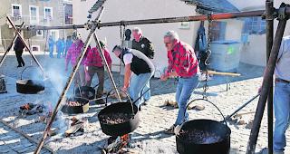 Schwerarbeit. Die Marronibrater aus Trontano an der Arbeit in Simplon Dorf. 