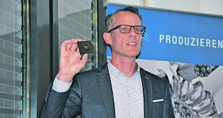 Einzigartig. Matthias Sulzer (Inretis AG) zeigt das kleine K&auml;stchen, mit dem der Strombedarf eines Endkunden auf elektronischem Weg an die Wasserkraftwerke in Ernen und M&ouml;rel gemeldet wird.  