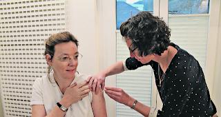 Mit gutem Beispiel voran. Dr. Sidonie Heinzmann (links) l&auml;sst sich von Praxiskollegin Dr. Christine Baumann impfen. 