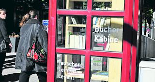 Weg vom Netz. Die ehemalige Visper Telefonkabine dient nun als Bibliothek. 