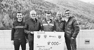 Check&uuml;bergabe. Von links: Pascal Sch&auml;r (Direktor Saas-Fee/Saastal Tourismus), Rico Meyer (Pr&auml;sident PluSport-Behindertensport Wallis), Gabriel Anthamatten (Schulleiter Schweizer Skischule Saas-Fee), Rainer Flaig (Direktor Saastal Bergbahnen AG), J&uuml;rgen Bumann (Inhaber Mittschdri Skipoint Saas-Fee).  