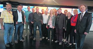 Austausch. Die Mitglieder der SRG Wallis nach der F&uuml;hrung durch das SRF-Fernsehstudio in Z&uuml;rich Leutschenbach.  