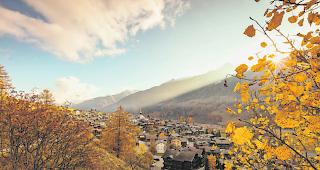 Hohe Frequenzen. Blick auf M&uuml;nster im Goms. Der Herbst hat seinen besonderen Charme und zieht Tagestouristen auf Wanderwege und Biketrails.  