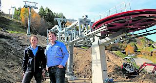 Die Macher. Gemeindepr&auml;sident Fabian Brunner (links) und Gemeinderatskollege Nino Brunner engagieren sich f&uuml;r den Bau der neuen Sesselbahn in Eischoll.  
