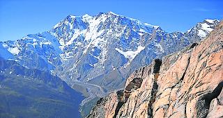 Zu entdecken. Monte Rosa mit der Dufourspitze (4634 m), gesehen aus dem Valle Anzasca. 