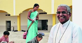 Bischof Robert Miranda mit der Lehrerin Reshma in der Schule der Heilig-Kreuz-Pfarrei in Santhpur in der Di&ouml;zese Gulbarga im S&uuml;den Indiens. 