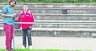 Stimme geben. Filmer Stephan Hermann bei der Arbeit f&uuml;r das Projekt &laquo;Fussball h&ouml;rbar machen&raquo;: Er wolle &laquo;Menschen, die sonst nicht geh&ouml;rt werden, eine Stimme geben&raquo;, sagt er. 