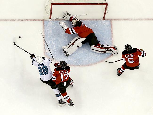 Timo Meier (Nummer 28) kommt in dieser Szene beinahe zu einem Torerfolg gegen die New Jersey Devils