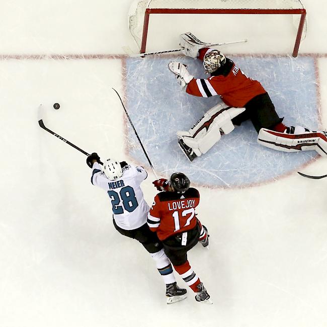 Timo Meier (Nummer 28) kommt in dieser Szene beinahe zu einem Torerfolg gegen die New Jersey Devils