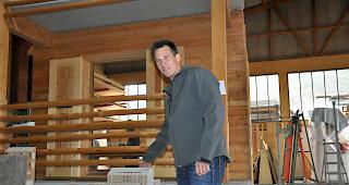 Inhaber Christoph Noll vor einem Modell des zuk&uuml;nftigen Sozialbaus St. Ursula.