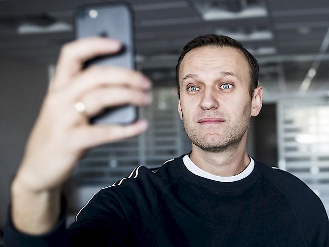 Der russische Oppositionspolitiker Alexej Navalny macht nach seiner Entlassung aus dem Gefängnis ein Selfie in seinem Büro.