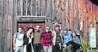 Grosse Freude. Ihr erstes Album hat &laquo;Wintershome&raquo; in einer alten Farm in Seattle aufgenommen. Von links: Marcel Chanton, Maria Zurbriggen, Taylor Carroll (Tontechniker), Ryan Hadlock (Produzent), Pirmin Zurbriggen, Rebecca Graven, Romaine M&uuml;ller. Von der Band fehlen: Elia Zurbriggen und Joel M&uuml;ller. 