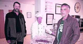 In beste H&auml;nde gelegt. Der Pr&auml;sident der Diana Westlich Raron, Raphael Henzen (links), und Kassier Heinz Martig &uuml;bergeben rund 30 Kilogramm feinstes Hirschfleisch an Angela Bregy vom K&uuml;chenteam des St. Annaheims in Steg. 