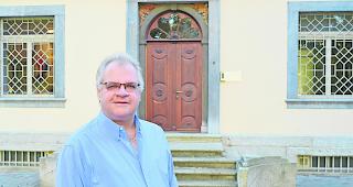 Der Generalvikar vor dem Bischofshaus in Sitten.