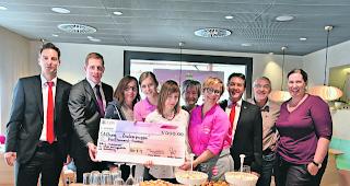 Check&uuml;bergabe. Von links: Christian Zenz&uuml;nen, Flavio Schmid (beide UBS), Rafaela Bayard, Anina Ruppen, Monika Winter, Elisabeth Winter-Jossen, Sarah Imboden Reinke (alle Zuckerpuppa), Marcel Fux (UBS), Thomas Reinke (Pr&auml;sident Stiftungsrat) und Petra Short (Zuckerpuppa). 