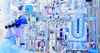 Wachstumstreiber. Probenahme an einem Bioreaktor. Im Segment Pharma und Biotech, in dem Lonza f&uuml;r diverse Arzneimittelhersteller Wirkstoffe oder Teile davon herstellt, verzeichnete der Konzern ein weiteres starkes Quartal.  