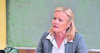 Standhaft.  Die Lehrerin M&uuml;ller weiss sich zu wehren: Nicht sie ist schuld an den schlechten Leistungen ihrer Z&ouml;glinge  &ndash;  also will sie nicht weg. 