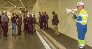 Z&uuml;nftler bei der Besichtigung des Tunnel Eyholz unter der F&uuml;hrung von A9-Chef Martin Hutter (rechts).

