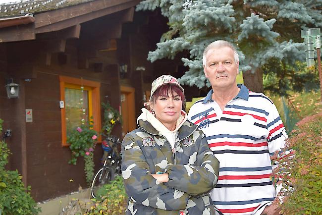 Heike und Ulrich Frey vor ihrem Haus in Fiesch: «Man möchte uns vertreiben.»
