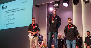 Sven Schnydrig auf dem Siegerpodest zusammen mit Tobias Bartmettler (2./links) und Malik Mostefai (3./rechts) 