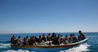 Auf ihrem Weg in Richtung Europa kamen in den vergangen Monaten immer weniger Migranten in Booten in Italien an. (Symbolbild)