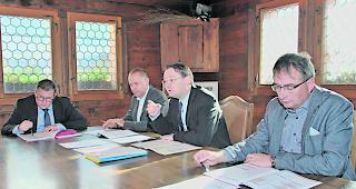 Finanzieller Ausblick. Gemeindeschreiber Bruno Escher, Gemeindepr&auml;sident Franz Ruppen, Finanzverwalter Damian Schmid und Martin Nanzer, Gesch&auml;ftsf&uuml;hrer Danet Oberwallis AG (von rechts). 