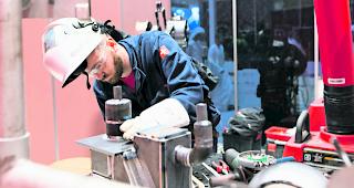 Konzentration. Severin Seiler konnte von den Erfahrungen an den WorldSkills und der Vorbereitung dazu f&uuml;rs Berufsleben profitieren.  