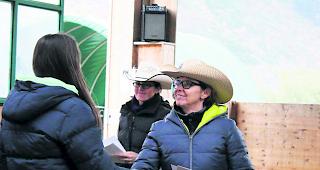 Geschafft. Gaby Waldmeier und Marion Kaufmann-Amstutz (von rechts) bei der &Uuml;bergabe der Brevets.  