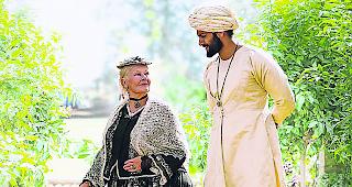 Verschieden. Queen Victoria (Judi Dench) und Abdul Karim (Ali Fazal): Ein ungleiches Paar  &ndash;  aber in Freundschaft verbunden. 
