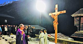 Einsegnung. Prior Thomas Pfammatter weiht den neuen Urnenfriedhof ein. 