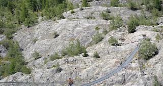 Die H&auml;ngebr&uuml;cke auf dem Wanderweg Belalp &ndash; Riederalp ist ab sofort wieder offen. 