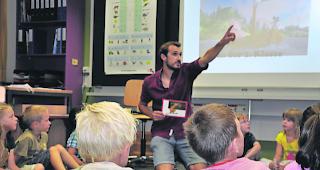 Erziehung. Der Kanton macht Eltern auf die ungleiche Behandlung von T&ouml;chtern und S&ouml;hnen im Alltag aufmerksam. In Schulstuben (hier beim Schulstart 2016/17 in Brig-Glis) werden M&auml;dchen wie Buben heutzutage gleich behandelt.  