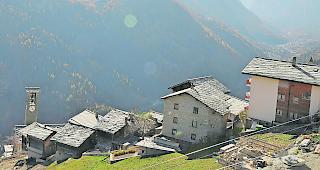 Wegen der extremen Hanglage tragen die Embder den &Uuml;bernamen &laquo;H&auml;nn&auml;&raquo;.