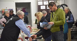 Eintauchen in die Welt der B&uuml;cher &ndash; eine von vielen M&ouml;glichkeiten, die BergBuchBrig bis Sonntagabend bietet.