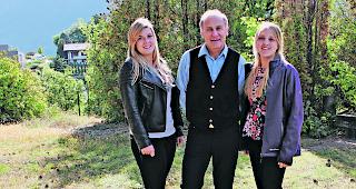 Engagiert. KJM-Pr&auml;sident Kurt Schnidrig zeichnet mit Aur&eacute;lie Barat und Oc&eacute;ane Zorn f&uuml;r die Erz&auml;hlnacht im Oberwallis verantwortlich.  