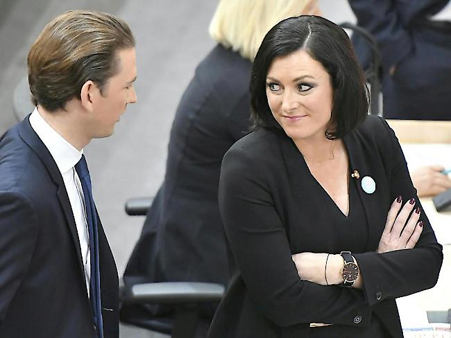 Elisabeth Köstinger (rechts) mit ÖVP-Chef Sebastian Kunz. Köstinger erhielt nur 117 von 175 gültigen Stimmen.