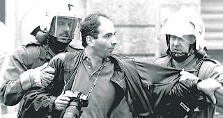 Handgreiflich. Fotograf Klaus R&oacute;zsa in den 1980er-Jahren und die Polizei: Alles andere als beste Freunde&hellip; 