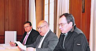 Investitionsfreudig. Gemeindepr&auml;sident Niklaus Furger (Mitte), Finanzverwalter Aldo Karlen (links) und Gemeindeschreiber Thomas Anthamatten pr&auml;sentierten gestern im Visper Rathaus das Budget 2018. 