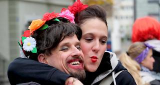 Fr&ouml;hliche Besucher aus Hergiswil. Start mit Verst&auml;rkung in Visp. 