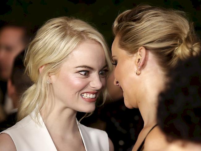 US-Schauspielerinnen Emma Stone (links) und Jennifer Lawrence beim 9. Governor