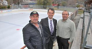 Armand Burgener, Reinhard Imboden und Alain Weissen freuen sich &uuml;ber den deutlichen Zuspruch, den die neue Eis- und Eventhalle vom Stimmvolk erfuhr (v. links).