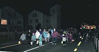 Licht im Dunkel. &Uuml;ber 250 Kinder nahmen am Laternenumzug teil. 