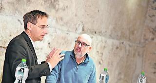 Lob, aber&hellip; Moderator Thomas Egger (links) im Gespr&auml;ch mit dem Hydrologen Rolf Weingartner: Lob f&uuml;r die Walliser Wasserstrategie  &ndash;  jetzt muss man sie nur noch umsetzen&hellip; 