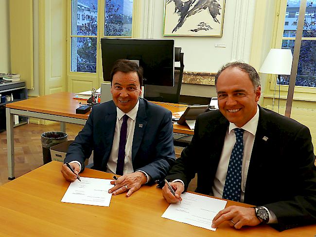 Unterzeichnet. Philippe Varone und Christope Darbellay setzen ihre Unterschrift unter den Nachtrag.