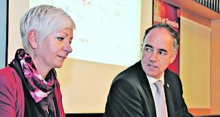Im Einsatz f&uuml;r die Feinschmeckermesse. Marie-No&euml;lle Pasquier, Direktorin des &laquo;Salon Suisse des Go&ucirc;ts et Terroirs&raquo;, und Messe-Pr&auml;sident Staatsrat Christophe Darbellay informierten gestern &uuml;ber die Besonderheiten und Ehreng&auml;ste. 