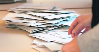 Abwarten. Die Justizkommission des Grossen Rates beantwortet den Antrag der CSPO f&uuml;r eine Neuausz&auml;hlung der Stimmen im Wahlkreis Brig vorerst nicht.  