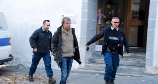 In Brig vor Gericht. Der T&auml;ter wurde von zwei Sicherheitsbeamten in Fussschellen zur Verhandlung gef&uuml;hrt (Archivbild).