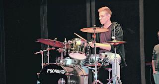 Am Drum-Set. Einer von rund zehn Teilnehmern aus der Deutschschweiz: Nico Hunziker aus Brunnen SZ. 